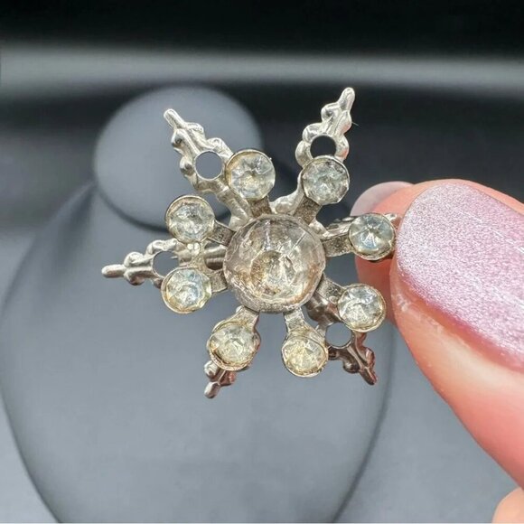 Vintage 1940s Starburst Snowflake Lapel Brooch - Picture 4 of 13